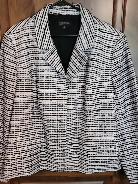 Jones New York Jackets & Blazers - Jones New York Black and White Textured Stripe Blazer 24W. NWOT